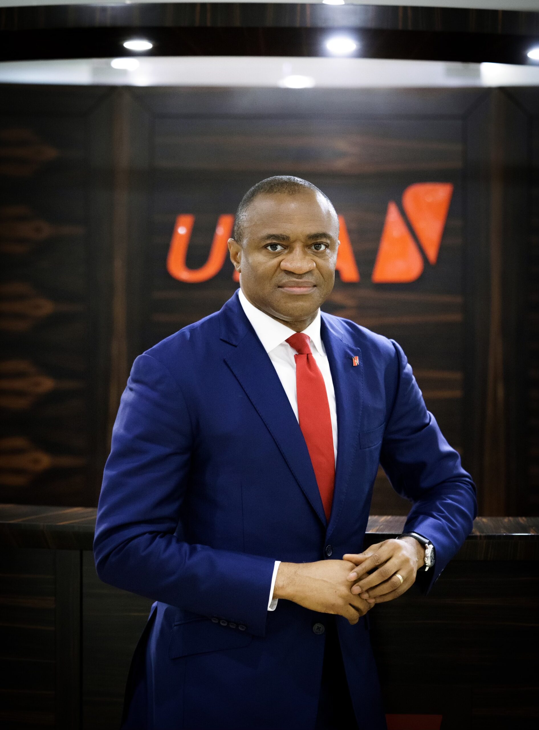 L'image de Oliver Alawuba, Directeur de UBA Afrique, illustre le visage visionnaire derrière le succès continu de la banque. Son leadership éclairé ouvre la voie à l'innovation et à la croissance dans le secteur bancaire africain.
